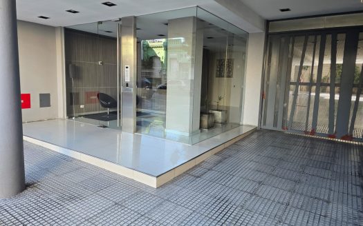 Monoambiente, Inmejorable Ubicación y Excelente Estado; Balcón, Superluminoso, Aire acondicionado, Cocina a gas. El edificio posee quincho con parrilla.