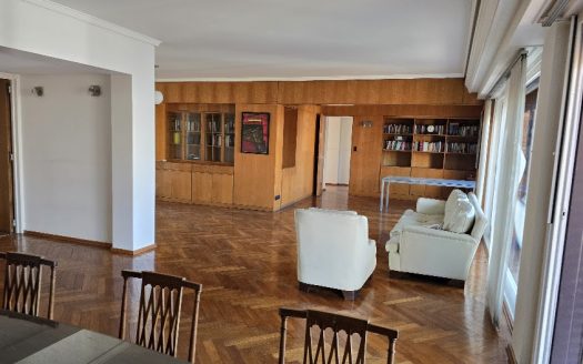 Hermoso Piso, Inmejorable Ubicación, Excelente Estado, Balcón, Toilette, 2 Espacios Guardacoches