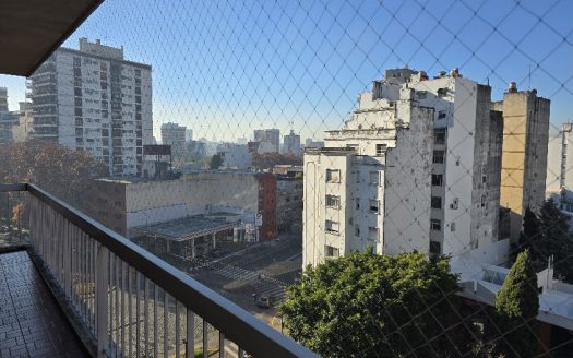 Hermoso Piso, Inmejorable Ubicación, Excelente Estado, Balcón, Toilette, 2 Espacios Guardacoches