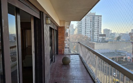 Hermoso Piso, Inmejorable Ubicación, Excelente Estado, Balcón, Toilette, 2 Espacios Guardacoches