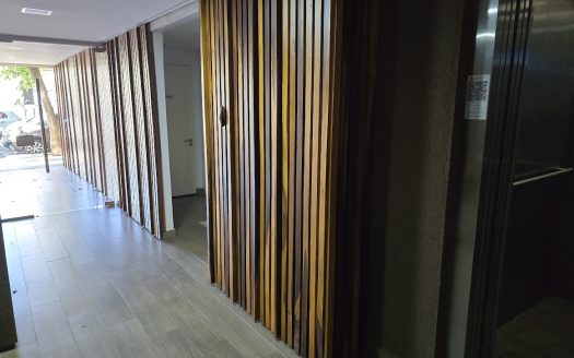 2 Ambientes con Terraza y Parrilla Propia, Excelente Ubicación y Estado, Dormitorio en Suite, Toilette y Cochera Fija